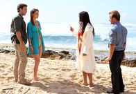 Hawaii Five-0 – Der berühmte Fotograf Renny Sinclair verbrennt bei lebendigem Leib in seinem Wohnwagen. Steve (Alex O'Loughlin, l.) und Danny (Scott Caan, r.) finden heraus, dass es Brandstiftung war. Rennys Freundin, das Model Alana (Serinda Swan, 2.v.r.), hat Kollegin Jordan (Angela Lindvall, 2.v.l.) im Verdacht ...