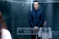Sherlock – Moriarty (Andrew Scott) bei Sherlocks Schwester Euras (Sian Brooke) auf der geheimen Gefängnisinsel Sherrinford.