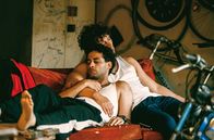 König der Raben – Darko (Malik Blumenthal, rechts) will die brüderliche Freundschaft zu Yanoosh (Karim Günes, links) nicht zerbrechen lassen