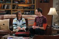 The Big Bang Theory – Sheldon (Jim Parsons, r.) wird von Amy (Mayim Bialik, l.) aus der Fassung gebracht, als diese ihn bittet, ihre Mutter kennenzulernen ...
