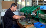 Handwerkskunst! – Fingerspitzengefühl braucht Clemens Mayer, wenn er ein Uhrwerk zusammenbaut.