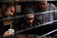Unit 42 – Bob Franck (Tom Audenaert, l.), Nassim Khaoulani (Roda Fawaz, M.) und Samuel Leroy (Patrick Ridremont, r.) sind zutiefst schockiert. Ihre Kollegin Billie wurde zur Geisel genommen.
