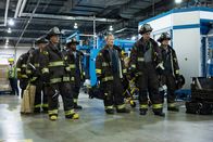 Chicago Fire – Feuerwehr im Einsatz: David Eigenberg als Christopher Herrmann (vorne, l.), Daniel Kyri als Darren Ritter (hinter, m.), Christian Stolte als Randall “Mouch” McHolland (3.v.r.)