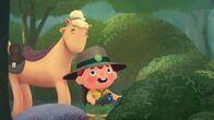 Unser Sandmännchen – Forscher Kito und sein Pferd Rubi strahlen vor Freude, weil sie den Schlangenkönig gefunden haben.