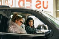 Hustlers – Ramona (Jennifer Lopez, l.) überzeugt Destiny (Constance Wu, r.) mit einem Plan, wie die Tänzerinnen wieder zu Geld kommen können.