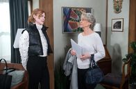 Rote Rosen – Nici (Lucy Hellenbrecht, l.) macht Dörte (Edelgard Hansen, r.) klar, dass sie Bernd mag, weil er sie ohne viele Worte akzeptiert hat.