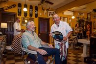 Das Traumschiff – Für Martin Grimm (Daniel Morgenroth, l.) ist der Besuch beim Barbier (Wigald Boning, r.) eine willkommene Abwechslung.