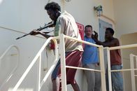 Captain Phillips – Die Piraten Elmi (Mahat M. Ali, l.) und Najee (Faysal Ahmed, r.) zwingen Kapitän Richard Phillips (Tom Hanks, M.), das Steuerhaus seines Frachters zu verlassen, während sie mit Waffengewalt die Kontrolle über das mächtige Schiff an sich reißen.