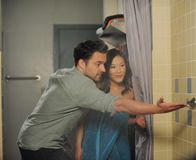 New Girl – Solch hübsche Gäste wie Kumiko (Ally Maki, r.) hatte sich Nick (Jake Johnson, l.) für sein Airbnb vorgestellt, doch nicht alle sind so attraktiv ...