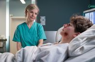 In aller Freundschaft – Dr. Kathrin Globisch (Andrea Kathrin Loewig) wacht Uhr im ERSTEN. Dr. Kathrin Globisch (Andrea Kathrin Loewig) wacht am Bett des bei dem Massenunfall in der Leipziger Innenstadt schwerverletzten Patienten (Juri Winkler).