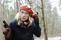 Mord mit Aussicht – Sophie Haas (Caroline Peters) fahndet im Wald nach dem entführten Zielonka, der eigentlich in Hengasch den Weihnachtsmann geben sollte. Stammt das Weihnachtspäckchen aus seinem Sack mit Geschenken?