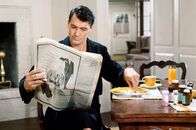 Schick mir keine Blumen – George (Rock Hudson) liest Zeitung am Frühstückstisch.