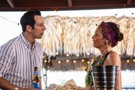 Death in Paradise – Neville Parker (Ralf Little) erkundigt sich neugierig bei der Barfrau Catherine Bordey (Elizabeth Bourgine) nach Sophie Chambers.