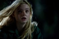 Super 8 – Gerät in die Fänge eines riesigen Monsters, das eigentlich auf Metall steht: Alice (Elle Fanning) ...