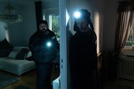 Check Check – Ertu Karahanci (Kailas Mahadevan, l.); Harald (Jan Georg Schütte, r.)