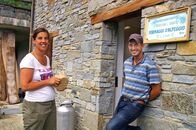 Heimat in den Alpen – Die neue Bürgermeisterin Silvia Rovere versucht bei Senner Bruno ein Problem zu lösen.