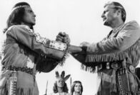 Winnetou I – vorne, l-r: Winnetou (Pierre Brice) und Old Shatterhand (Lex Barker)