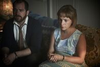 Der junge Inspektor Morse – Die Eltern Joseph (Daniel Boys) und Karen Kirby (Fiona Skinner) erhalten traurige Nachrichten.