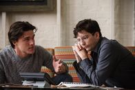 The Big Short – Die jungen Fondsmanager Jamie Shipley (Finn Wittrock, l.) und Charlie Geller (John Magaro, r.) stoßen bei ihrer Suche nach einer Partnerbank auf die Unterlagen des Investmentbankers Jared Vennett und lassen sich dazu hinreißen, gegen den Immobilienmarkt zu wetten ...