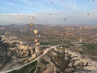 WeltWeit – Türkei: Ballonfahrten sind für viele TouristInnen in Kappadokien ein Muss.