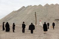 American Horror Story – Seit Jahren wurde keine Hexe mehr verbrannt, doch Myrtle (Frances Conroy, 4.v.r.) muss sich der Obersten fügen ...