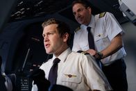 Mayday - Alarm im Cockpit – Captain Kevin Sullivan (played by Jerry Getty) enters the cockpit and guides second officer Ross Hales (Spencer Robson). (photo credit: Cineflix/Darren Goldstein)
