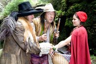 Rotkäppchen – Rotkäppchen (Kathleen Frontzek) versucht verzweifelt, ihren Korb mit Kuchen und Wein, den sie der Großmutter bringen soll, vor den Räubern (Wolfgang Winkler, l. und Jaecki Schwarz, r.) zu retten.