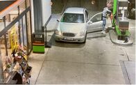 Ermittler! – Mit Hilfe einer Überwachungskamera an einer Tankstelle kommen die Mordermittler den Tätern auf die Spur.