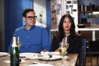 New Girl – Jess pocht darauf, dass sie Robbys (Nelson Franklin, l.) Behandlungskosten übernehmen will, welche schließlich doch höher sind, als erwartet. Unterdessen muss Reagan (Megan Fox, r.) Nick besänftigen, als sie zu wenig Interesse an seinem Roman zeigt ...
