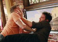 Desperate Housewives – In der Wisteria Lane geht es turbulent zu: Zwischen Tom (Doug Savant, l.) und Rick (Jason Gedrick, r.) kommt es zu einem Handgemenge, da Ricks Restaurant in Brand gesteckt wurde, und Tom der Verdächtige ist ...