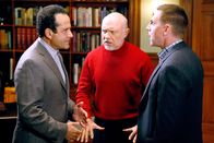 Monk – (v.li.) Tony Shalhoub (Adrian Monk), Hector Elizondo (Dr. Neven Bell), Tim Bagley (Harold Krenshaw).