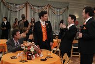 How I Met Your Mother – Als Barney kurz davor ist, kalte Füße bei seiner Hochzeit zu bekommen, schwelgen er und Ted in Erinnerungen und denken an die schlimmste Hochzeit, auf der sie je gemeinsam waren: Marshall (Jason Segel, l.), Ted (Josh Radnor, 2.v.l.) und Punchy (Chris Romano, 2.v.r.) ...