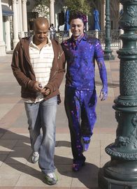 Scrubs - Die Anfänger – Turk (Donald Faison, l.) holt J.D. (Zach Braff, r.) nach dem ganzen Trouble von der Polizeiwache ab ...