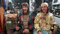 Simply the Worst – Die zwei sächsischen Chaoten Günther (Johannes Kürschner, li.) und Hindrich (Franz Müller, re.) in ihrer Schraubergarage