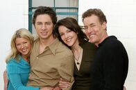 Scrubs - Die Anfänger – Dreamteam?: J.D. (Zach Braff, 2.v.l.), Danni (Tara Reid, l.), Dr. Cox (John C. McGinley, r.) und Jordan (Christa Miller Lawrence, 2.v.r.) ...