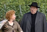 Pfarrer Braun – Die Roßhauptnerin (Hansi Jochmann) unterstützt Pfarrer Braun (Ottfried Fischer) bei der Lösung eines schwierigen Falles.