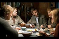 Zwei Leben – v.r.) hat sich ein angenehmes Leben aufgebaut. Doch sie ist nicht die, die sie vorgibt zu sein. (v.l.n.r.: ihr Mann (Sven Nordin), ihre Mutter (Liv Ullmann), Sven Solbach (Ken Duken) und ihre Tochter (Julia Bache-Wiig))