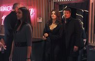 Castle – Als ein junger Stripper ermordet aufgefunden wird, erkennen Castle (Nathan Fillion, r.) und Beckett (Stana Katic, 2.v.r.) bald, dass es viele Menschen gibt, die für diesen Mord in Frage kommen würden ...