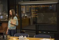 Community – Als Annie (Alison Brie) ein Tipp zugespielt wird, dass ein rivalisierendes College eine Schmierkampagne gegen Greendale plant, beruft sie sofort ein Notfalltreffen ein ...