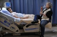 Two and a Half Men – Nachdem Alan (Jon Cryer, l.) einen kleinen Herzinfarkt erleidet, erscheint ihm Charlie (Kathy Bates, r.) als Geist an seinem Krankenbett ...