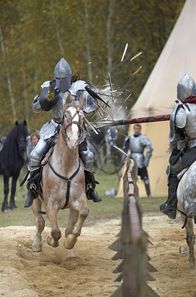 Die Welt der Ritter – "Tjost" nannte man den Zweikampf gut ausgebildeter Panzerreiter, die in hartem Galopp aufeinander zu ritten. Ziel eines solchen Duells war es, den Gegner mit einer stumpfen Turnierlanze aus dem Sattel zu heben.