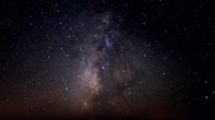 Unser Universum – Nachthimmel mit Sternen. Mit den heutigen modernen Technologien können wir das Universum auf eine Weise erforschen, die noch vor wenigen Jahrzehnten unvorstellbar war.