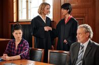 Die Heiland - Wir sind Anwalt – ARD DIE HEILAND - WIR SIND ANWALT, II. Staffel (6 neue Folgen), Folge 12 "Stunde der Wahrheit"15 Uhr im Ersten. Romy Heiland (Christina Athenstädt, 2.v.l.) vertritt Peter Holländer (Rolf Kanies, r), den Vater ihrer Assistentin Ada (Anna Fischer, l.) vor Gericht. Romy begrüßt Bens Freundin Nayong (Le-Thanh Ho, 2.v.r.), die die Gegenseite vertritt.