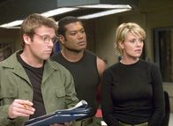 Stargate – L-R: Daniel (Michael Shanks), Teal'c (Christopher Judge) und Carter (Amanda Tapping) überlegen, wie sie das Geheimnis wahren können...