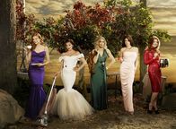 Desperate Housewives – (6. Staffel) - Spielen perfekte Hausfrauen, doch hinter der makellosen Fassade ereignen sich große Dramen: Lynette (Felicity Huffman, M.), Bree (Marcia Cross, l.), Gabrielle (Eva Longoria, 2.v.l.), Susan (Teri Hatcher, 2.v.r.) und Katherine (Dana Delany, r.) ...