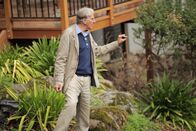 Der Pool-Profi – Anthony Archer-Wills observes the construction.