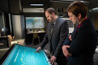 Mayday - Alarm im Cockpit – Der leitende Ermittler (gespielt von Todd Campbell) und der zweite Ermittler (gespielt von Jason Huska) untersuchen die Flugbahn des Fluges 108 der Nuremberg Air Service, um den Zeitpunkt zu bestimmen, an dem der Flug von seinem normalen Verlauf abgewichen ist. (Cineflix 2025/Shay Markowitz)