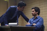 Salvation – Während Harris (Ian Anthony Dale, l.) davon überzeugt ist, dass Darius (Santiago Cabrera, r.) für den Angriff auf NASA verantwortlich ist, wachsen auch in Liam Zweifel an dem Milliardär ...