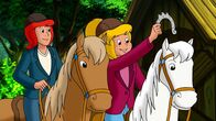 Bibi und Tina – Als Bibi (r.) und Tina (l.) ein altes Hufeisen im Fluss finden, jubeln sie: Vielleicht bekommen sie einen Finderlohn dafür und können den Verkauf Topsys verhindern?