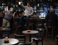 How I Met Your Mother – Wenige Stunden nach der Hochzeit plant Ted (Josh Radnor, M.), New York zu verlassen. Doch wie wird die Clique auf seine Entscheidung reagieren?; Wenige Stunden nach der Hochzeit plant Ted (Josh Radnor, M.), New York zu verlassen. Doch wie wird die Clique auf seine Entscheidung reagieren?